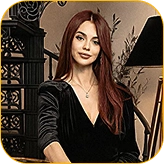 Ведущая Melbet на фоне колеса рулетки